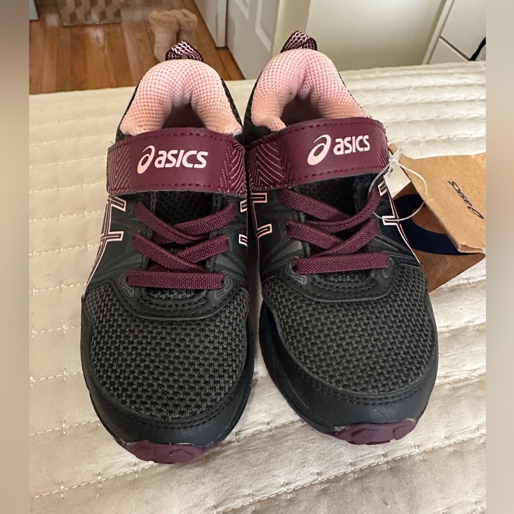 NWT ASICS kids  Black and Pink Running Shoes Size 10